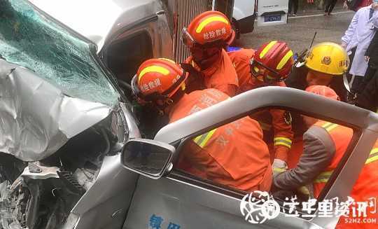 鎮巴210國道兩車相撞2人被困，消防緊急救援