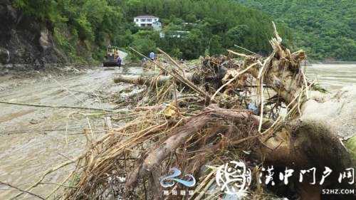 略陽多條道路塌方中斷，交通部門緊急搶修保暢通！