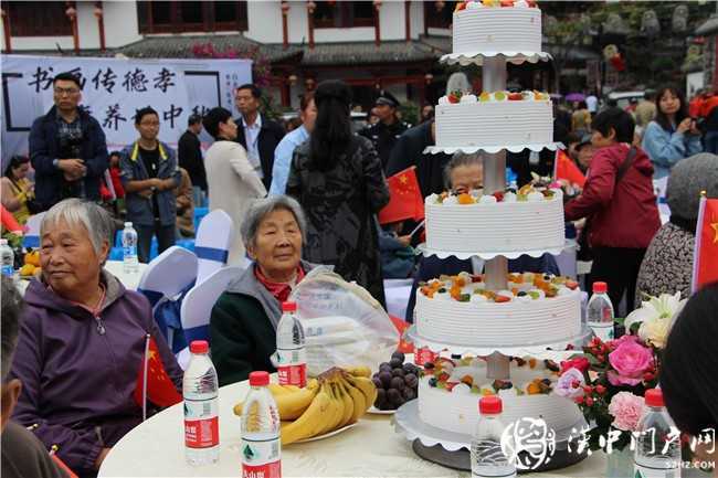 書畫傳德孝 康養話中秋｜褒國康樂園舉行敬老愛老明星演唱會