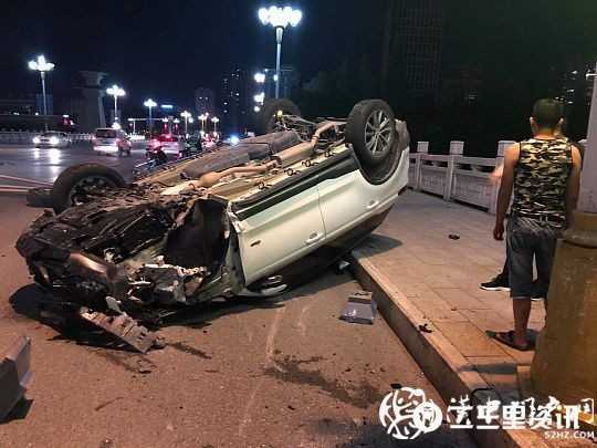 二號(hào)橋上一轎車(chē)出事故仰翻，無(wú)人員傷亡