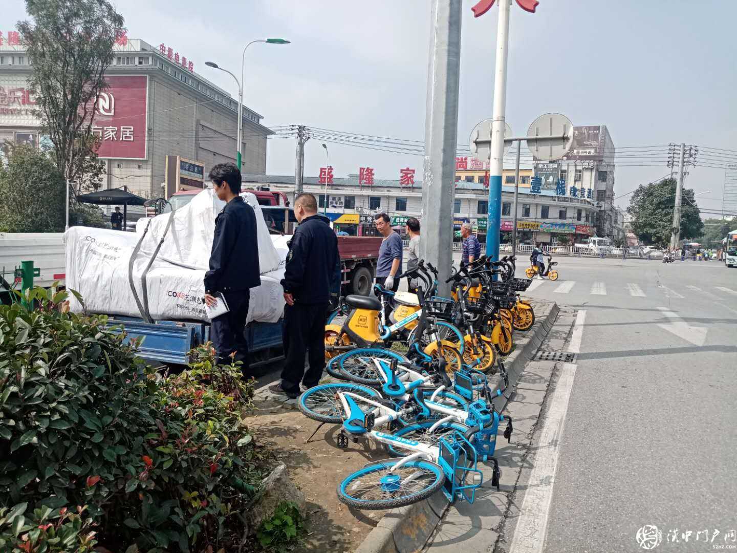 漢臺區(qū)東關(guān)街道辦事處 開展“共享單車、共享文明”整治行動