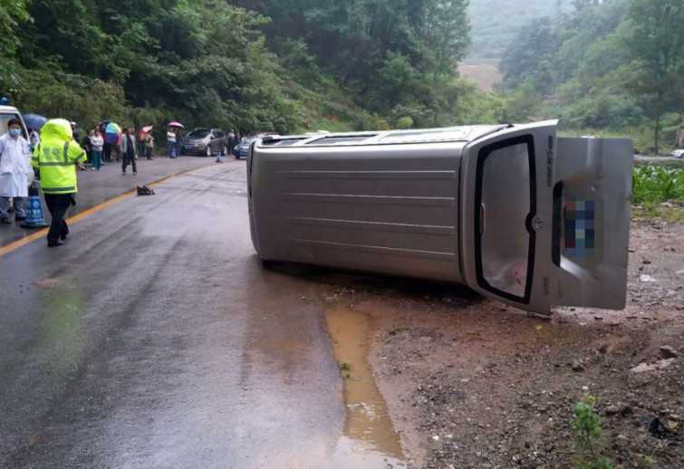 漢中寧強一面包車路滑失控，致路邊農戶當場死亡！