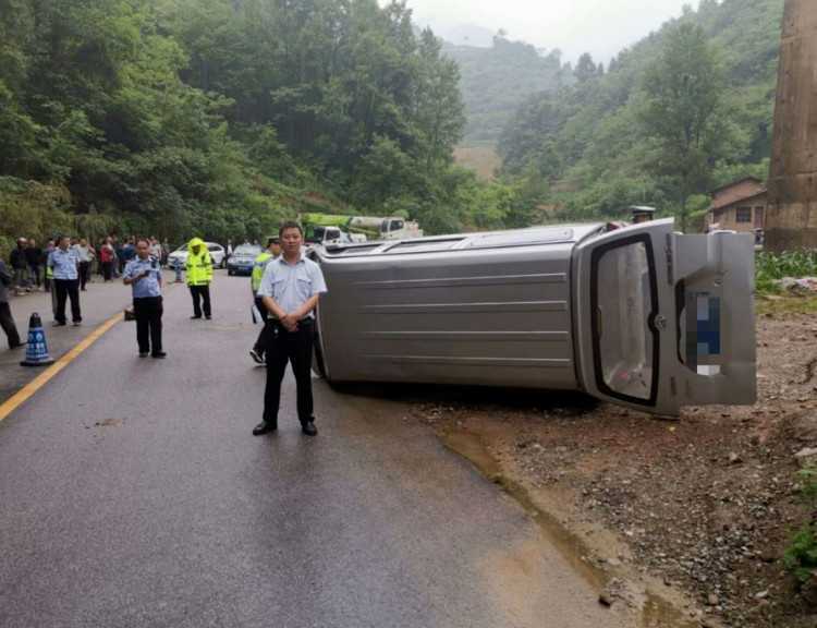 漢中寧強一面包車路滑失控，致路邊農戶當場死亡！