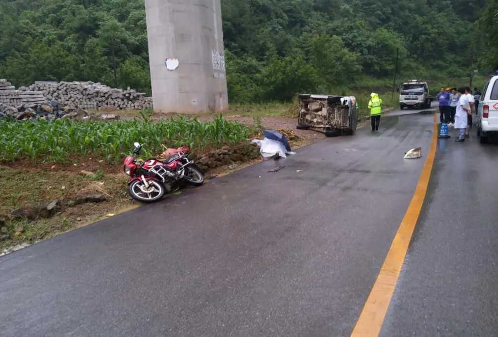 漢中寧強一面包車路滑失控，致路邊農戶當場死亡！