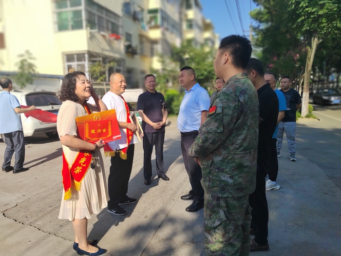 你在前方立軍功 家鄉為你揚美名