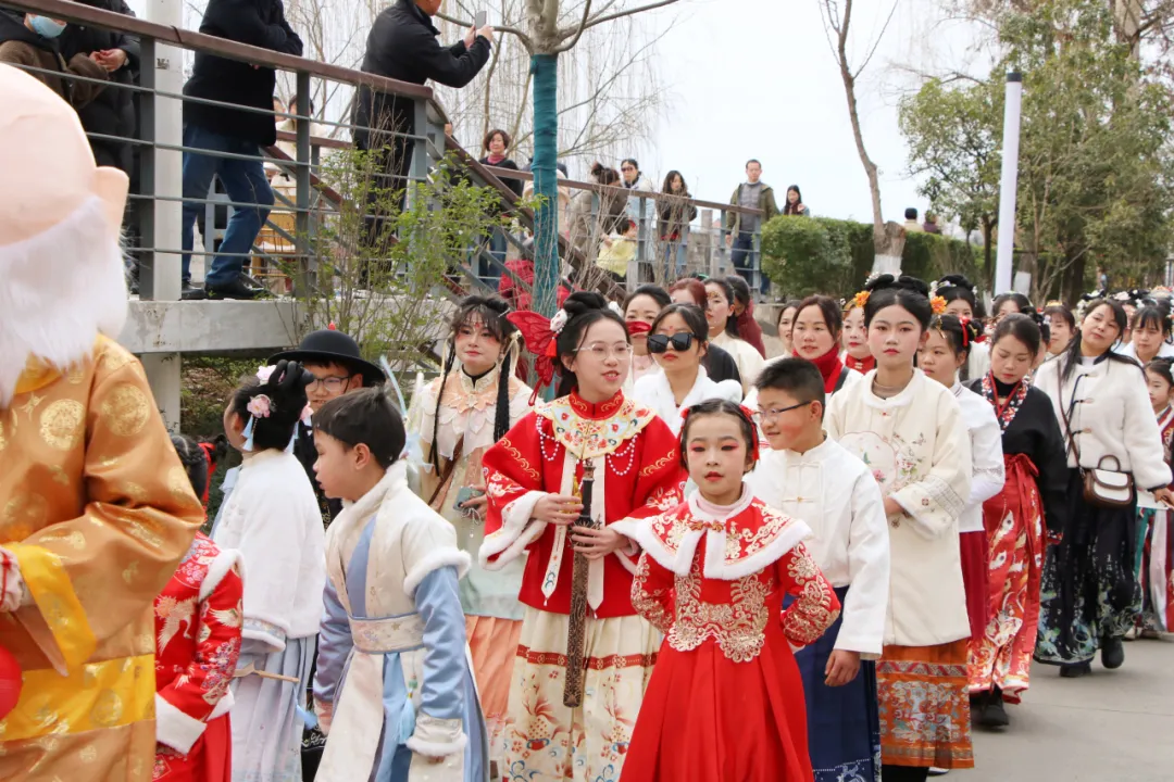 我們的節(jié)日·歡樂(lè)中國(guó)年丨西鄉(xiāng)：漢服巡游！太！驚！艷！